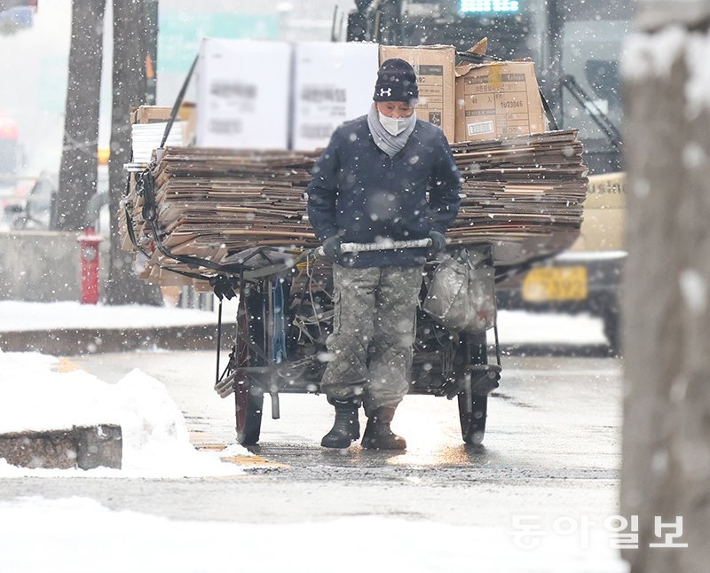 성탄절에도 눈 내려도 쉬지 않고… 전국 곳곳에 많은 눈이 내렸던 25일 성탄절 오전 서울 중구 명동성당 인근 도로에서 반병권 씨(81)가 폐지를 실은 리어카를 끌고
 있다. 반 씨는 이날 “새벽부터 명동에서 폐지를 모았는데 금액으로 치면 1만 원 조금 넘을 것 같다”고 말했다. 정부는 내년 
3월까지 전국 폐지 수집 노인을 전수조사한 뒤 맞춤형 복지 서비스를 제공하기로 했다. 최혁중 기자 
sajinman@donga.com