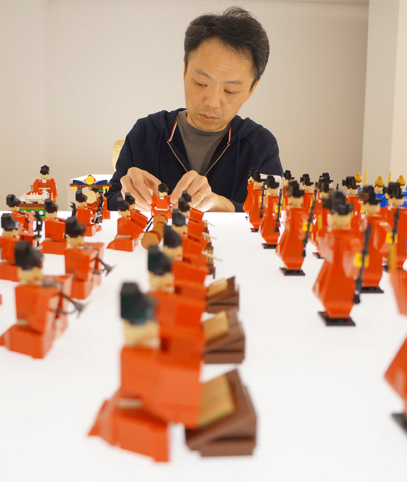 소진호 씨(콜린 진)가 레고 블록으로 ‘종묘제례악’을 재현한 작품을 조립하고 있다. 콜린 진 제공