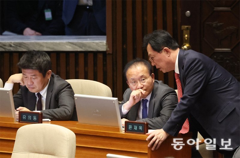 국민의힘 윤재옥 원내대표(오른쪽에서 두 번째)가 이만희 사무총장과 대화를 나누고 있다. 박형기 기자 oneshot@donga.com