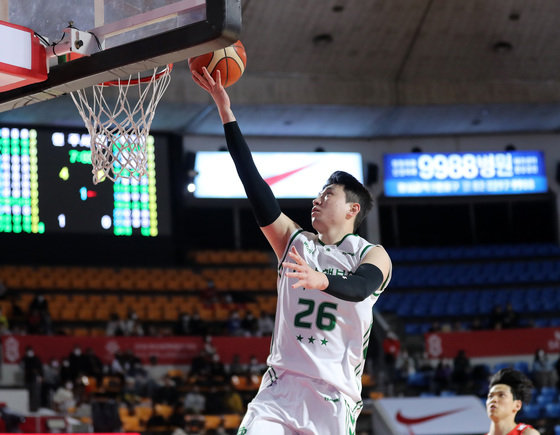 4일 오후 서울 송파구 잠실학생체육관에서 열린 ‘SKT 에이닷 프로농구 2022-2023 KBL’ 서울 SK 나이츠와 원주 DB 프로미의 경기에서 DB 강상재가 레이업슛을 시도하고 있다. 2023.1.4/뉴스1