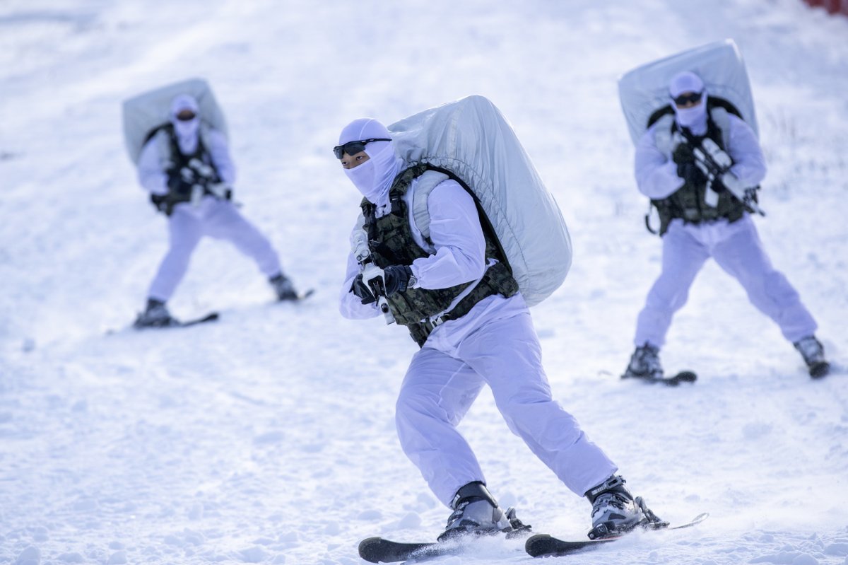 육군 특전사 장병이 황병산 훈련장 일대에서 스키를 활용한 전술 기동을 실시하고 있다. 육군 제공