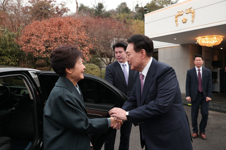 윤석열 대통령이 29일 서울 한남동 관저에서 박근혜 전 대통령과 만나 인사하고 있다. 2023.12.29 대통령실 제공