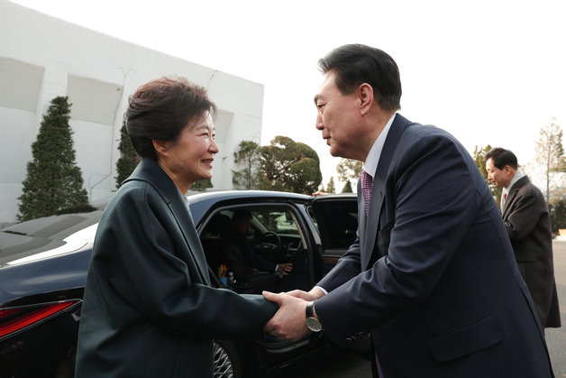 윤석열 대통령이 29일 박근혜 전 대통령을 만나 서울 용산구 한남동 관저에서 오찬을 마친 뒤 배웅하고 있다. (대통령실 제공) 2023.12.29/뉴스1 ⓒ News1