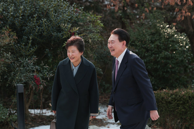 윤석열 대통령이 29일 박근혜 전 대통령을 만나 서울 용산구 한남동 관저에서 오찬을 마친 뒤 산책하고 있다. (대통령실 제공) 2023.12.29/뉴스1 ⓒ News1