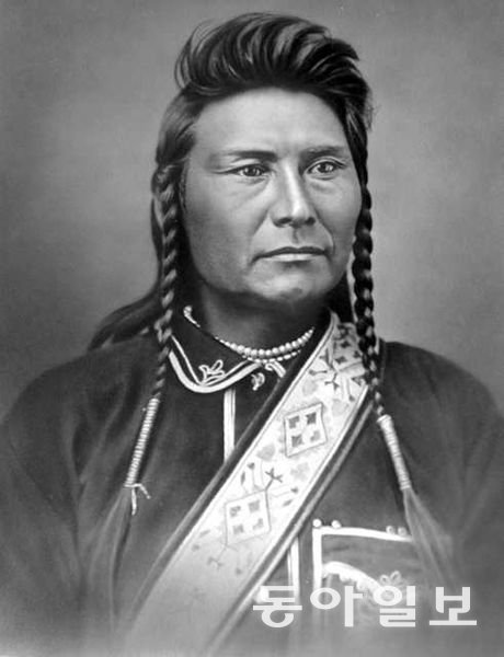 1877년 항복 직후 미국 정부가 찍은 네즈퍼스족 조셉 추장 사진. 위키피디아