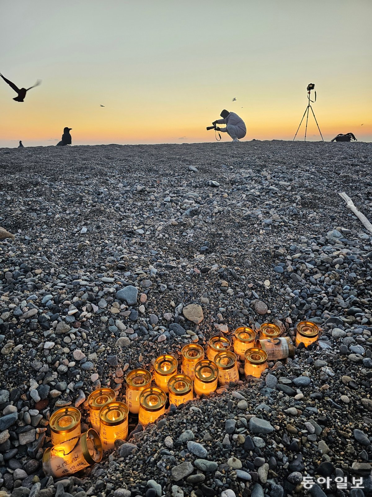 경주 감포 문무대왕릉 앞 해변에 놓여 있는 촛불들.