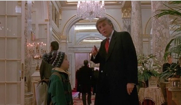 도널드 트럼프 전 미국 대통령이 46살이던 1992년 카메오로 출연한 ‘나홀로 집에 2’의 장면. “호텔 로비가 어디인지”를 묻는 주인공 맥컬리 컬킨의 물음에 뉴욕 플라호텔 소유주인 트럼프가 직접 등장해 “왼쪽”이라고 알려주고 있다. ⓒ 뉴스1 DB