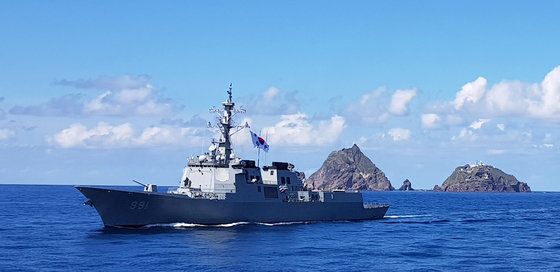 2019년 8월25일 대한민국 해군 이지스구축함 세종대왕함(DDG-991)이 독도 해역에 대한 해상 경계활동을 하고 있다.  (해군본부 제공)