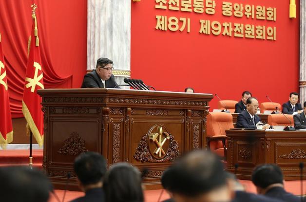 북한 김정은 노동당 총비서가 ‘연말 전원회의’에서 내년 대외 정책 방향과 기조를 밝혔다고 당 기관지 노동신문이 28일 보도했다. 신문은 김 총비서가 “인민군대와 핵무기부문은 전쟁준비 완성에 더 박차를 가해야 한다“라며 내년도 ‘전투적 과업’을 제시했다고 전했다.