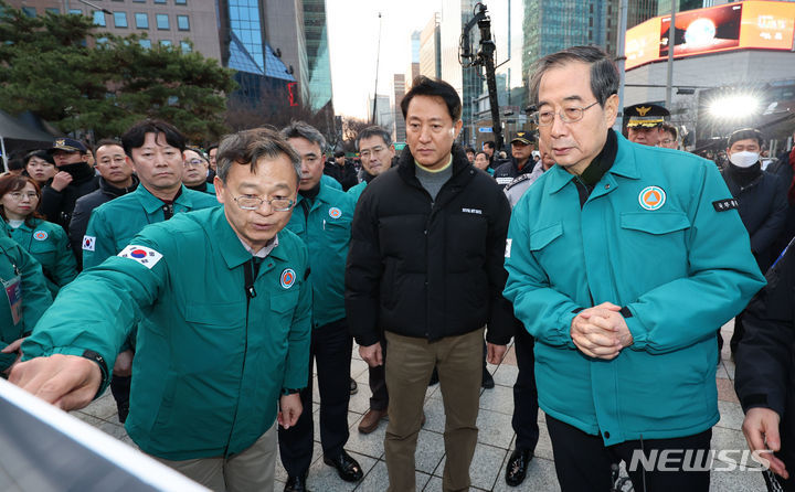 권창회 기자 = 한덕수 국무총리와 오세훈 서울시장이 31일 오후 서울 종로구 보신각 타종행사 현장을 찾아 사전 안전점검을 하고 있다. 2023.12.31. [서울=뉴시스]