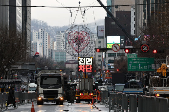 31일 서울 종로구 세종대로가 제야의 종·새해맞이 카운트다운 행사 준비를 위해 전면 통제되고 있다. 2023.12.31/뉴스1