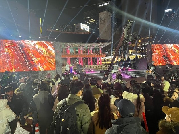 31일 오후 서울 종로구 보신각 앞에서 시민들이 리허설 현장을 구경 중이다. 2023.12.31