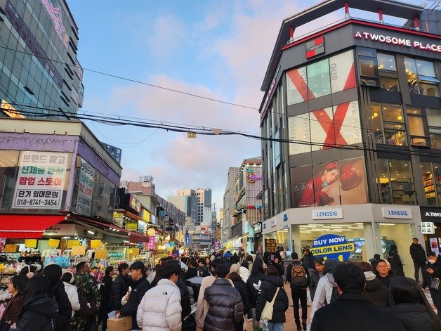 31일 오후 서울 홍대 거리가 시민들로 북적이고 있다.  2023.12.31 ⓒ 뉴스1