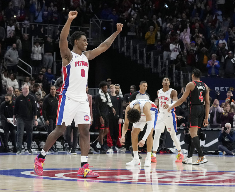 Detroit's Jaylen Durran (left) of the National Basketball Association (NBA) is raising his hands and celebrating after beating Toronto 129-127 on December 31 last year to break a 28-game losing streak.  Detroit = ​​AP Newsis