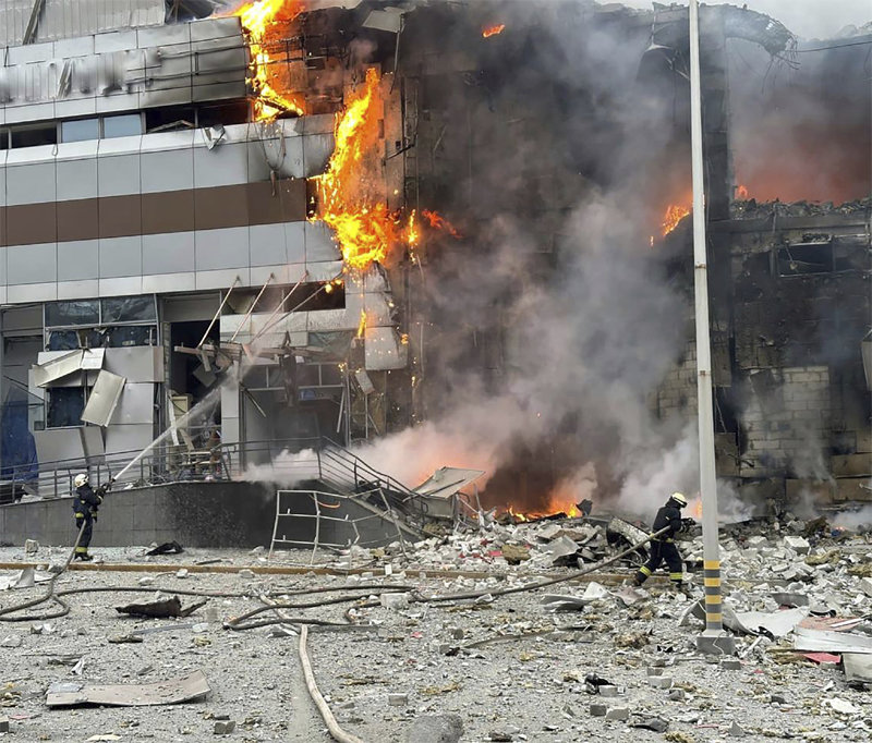 러 공습에 불타는 우크라 수도 건물 지난해 12월 29일 우크라이나 수도 키이우의 한 건물이 러시아의 공습으로 화염에 휩싸였다. 러시아는 이날 전쟁 발발 후 최대 규모의 공습을 가했고 하루 뒤 우크라이나 또한 보복 공격에 나섰다. 키이우=AP 뉴시스