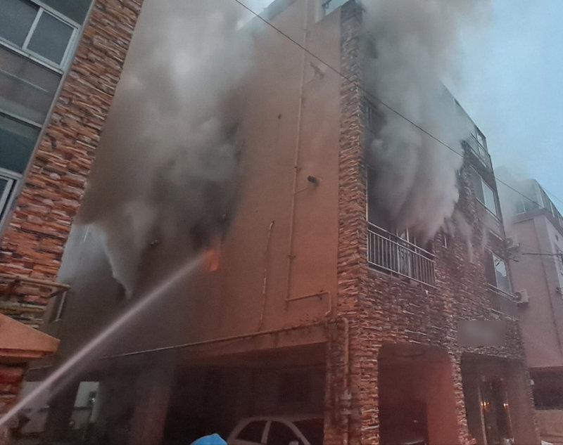 지난해 12월 30일 오후 5시 5분경 울산 남구의 한 원룸에서 불이 나 소방관들이 진화 작업을 펼치고 있다. 원룸에선 5세 남자아이가 숨진 채 발견됐다. 울산소방본부 제공