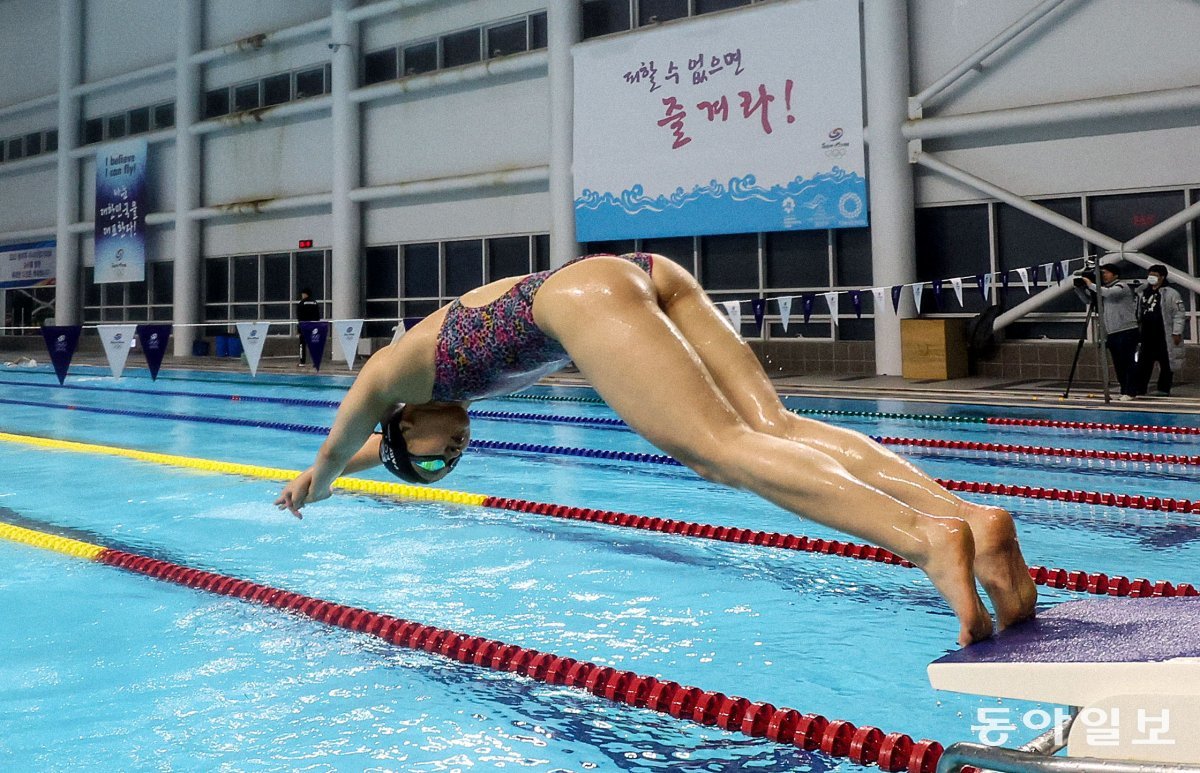 수영 국가대표 선수들이 새벽 훈련을 하고 있다.