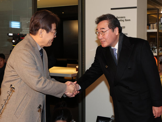 더불어민주당 이재명 대표와 이낙연 전 대표가 지난달 30일 서울 종로구의 한 음식점에서 회동을 마치고 악수를 하고 있다. 2023.12.30/뉴스1