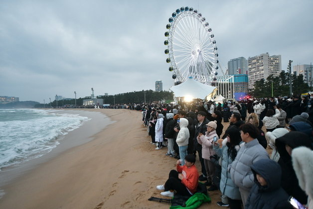 갑진년(甲辰年) 새해 첫날인 1일 오전 강원 속초시 속초해변을 찾은 시민과 관광객들이 새해를 맞이하고 있다. 2024.1.1 속초시 제공