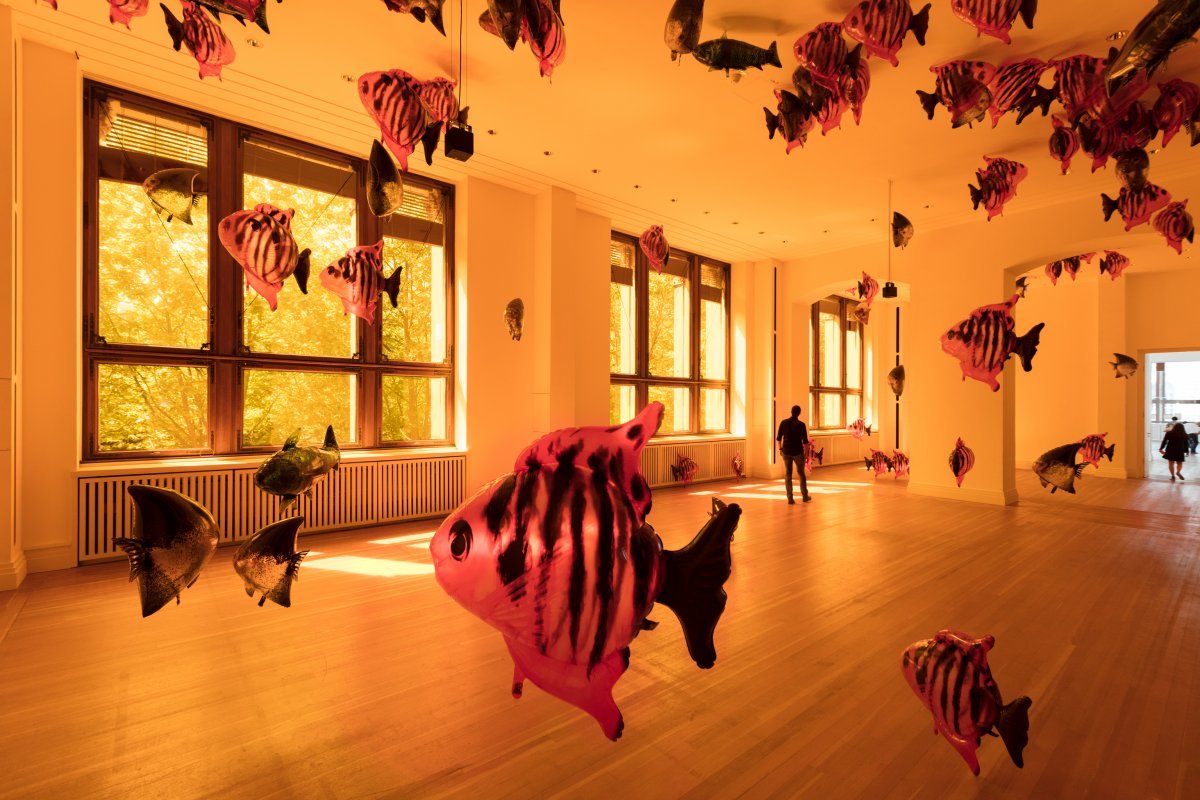 리움미술관은 역대 최대 규모로 현대 미술가 필립 파레노의 개인전을 2월 말 연다. 전시장에 물고기 풍선을 띄워 마치 물속처럼 만들듯, 파레노는 전시 자체를 작품으로 공간을 새롭게 연출한다. 안드레아 로제티, 삼성문화재단 제공