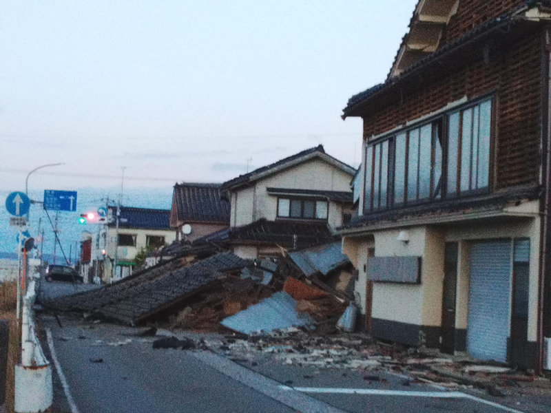 1일 일본 북서부 해안 전역에 쓰나미 경보가 발령된 가운데 이시카와현 아나미즈마치 지역에서 건물이 무너져 있다. X 캡처