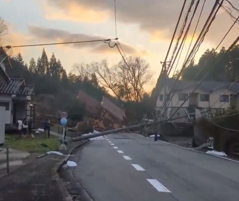 1일 일본 북서부 해안 전역에 쓰나미 경보가 발령된 가운데 이시카와현 아나미즈마치 지역에서 전봇대와 건물 등이 무너진 모습. X 캡처