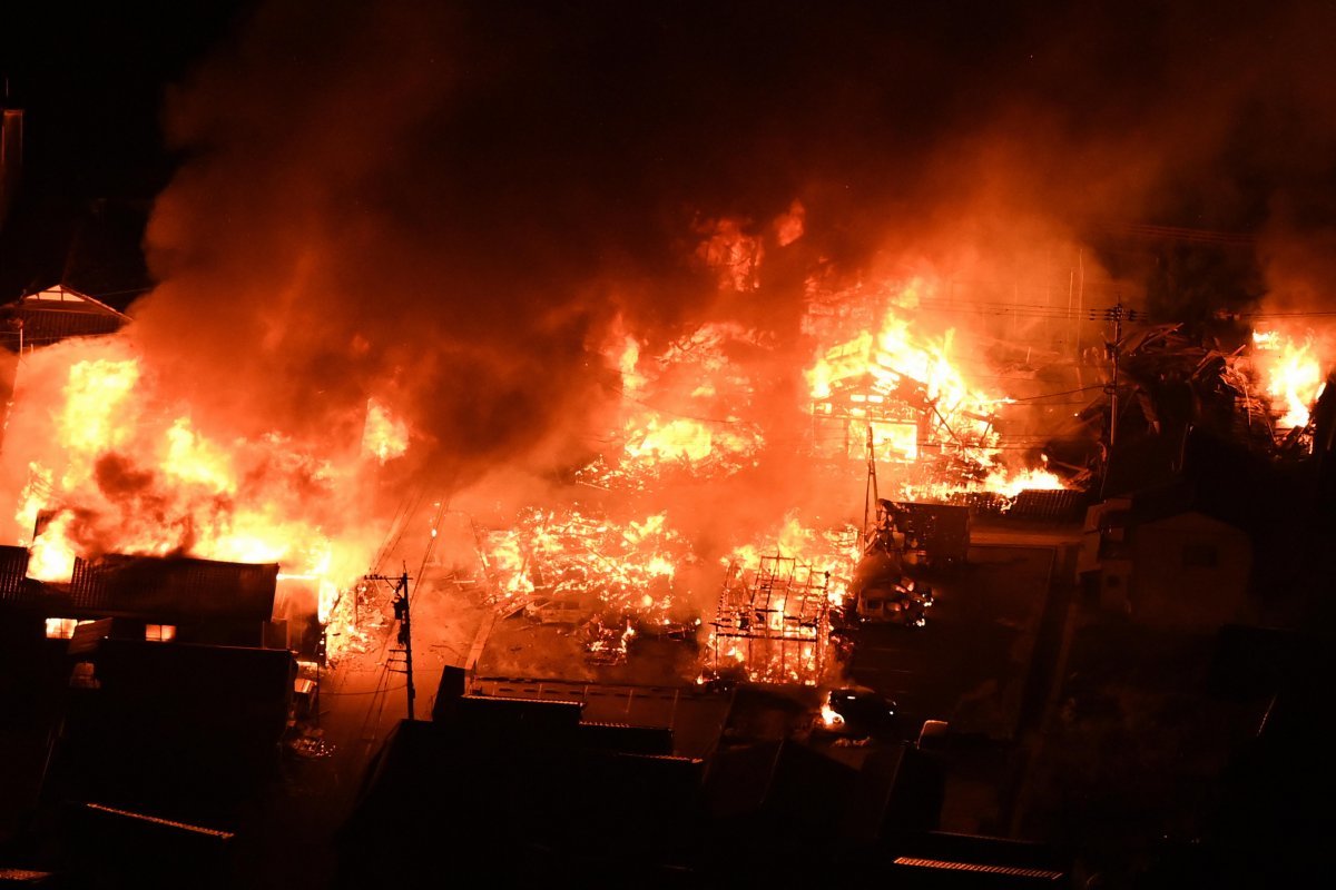 日 지진에 주택가 불타 새해 첫날인 1일 일본 이시카와현 노토반도에서 발생한 규모 7.6의 강진으로 인해 진원지로부터 30km가량 떨어진 와지마시 
주택가에서 대형 화재가 일어났다. 아사히신문 제공·도야마=AP 뉴시스