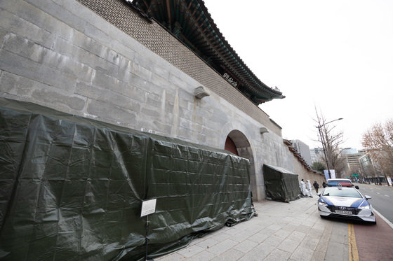 경복궁 담벼락 ‘낙서 테러’ 발생 나흘째인 19일 오전 서울 종로구 경복궁 영추문 인근 담벼락에 복구 작업을 위한 가림막이 설치돼 있다. 2023.12.19/뉴스1 ⓒ News1