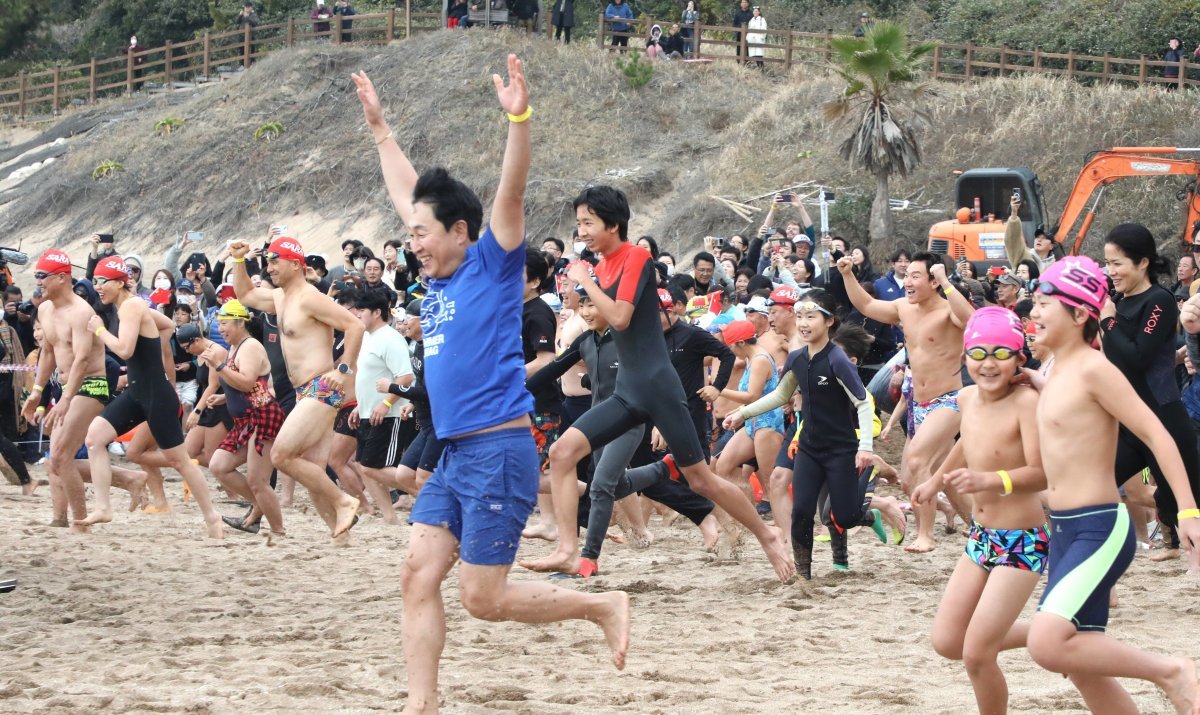 갑진년 새해 첫날인 1일 전국의 해맞이 명소와 관광지는 새해를 맞이하는 사람들로 인산인해를 이뤘다. 이날 오전 경남 산청군 지리산
 천왕봉에 모인 등산객들이 새해 첫 일출을 바라보고 있다(위쪽 사진). 같은 날 제주 서귀포시 중문해수욕장에서 ‘제25회 서귀포 
겨울바다 국제펭귄수영대회’ 참가자들이 바다를 향해 힘차게 달려가고 있다. 산청·제주=뉴스1