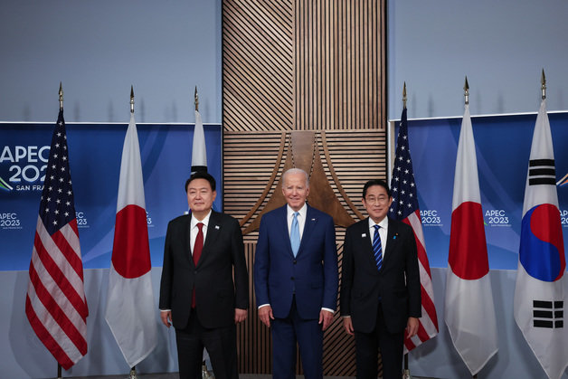 윤석열 대통령(왼쪽부터)과 조 바이든 미국 대통령, 기시다 후미오 일본 총리가 16일 오후(현지시간) 미국 샌프란시스코에서 아시아·태평양경제협력체(APEC) 정상회의 주간에 열린 한미일 정상 회동에서 기념 촬영하고 있다. 대통령실 제공
