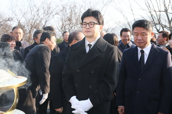 한동훈 국민의힘 비상대책위원장이 1일 오전 서울 동작구 국립서울현충원을 찾아 김대중 전 대통령 묘역을 참배하고 있다. (국민의힘 제공) 2024.1.1