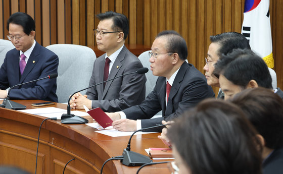 윤재옥 국민의힘 원내대표가 2일 서울 여의도 국회에서 열린 원내대책회의에서 발언을 하고 있다. 2024.1.2/뉴스1