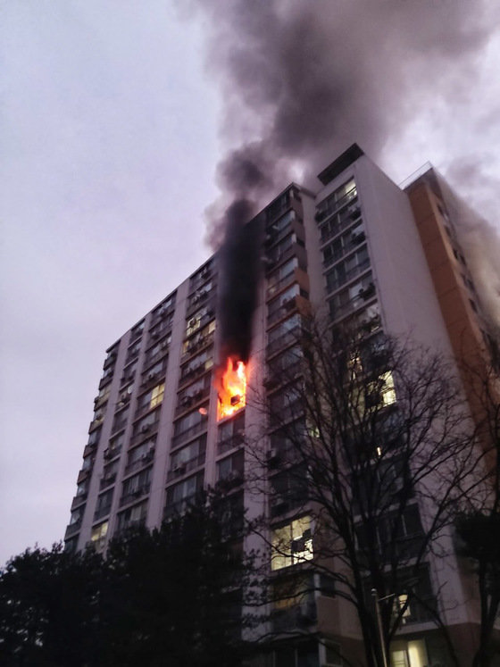 2일 오전 7시 15분께 경기도 군포시의 한 아파트에서 화재가 발생했다. 경찰과 소방 당국은 진화 작업을 마무리하는 대로 정확한 화재 원인을 조사할 계획이다. (경기소방본부 제공)2024.1.2/뉴스1