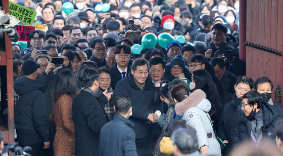 이낙연 전 더불어민주당 대표가 1일 오전 경기 고양시 덕양구 행주산성 대첩문 앞에서 2024년 행주산성 신년 인사회를 하기 위해 이동하고 있다. 2024.1.1/뉴스1 ⓒ News1