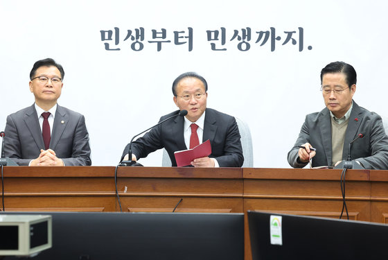 윤재옥 국민의힘 원내대표가 2일 서울 여의도 국회에서 열린 원내대책회의에서 발언을 하고 있다. 2024.1.2. 뉴스1