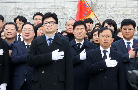 한동훈 국민의힘 비상대책위원장이 2일 오전 대전 유성구 국립대전현충원에서 참배를 마치고 국기에 대한 경례를 하고 있다. 2024.1.2 뉴스1