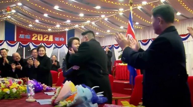 북한 김정은 노동당 총비서가 2024년 신년경축대공연에서 딸 주애에게 볼뽀뽀를 하고 있다. (조선중앙TV 갈무리)