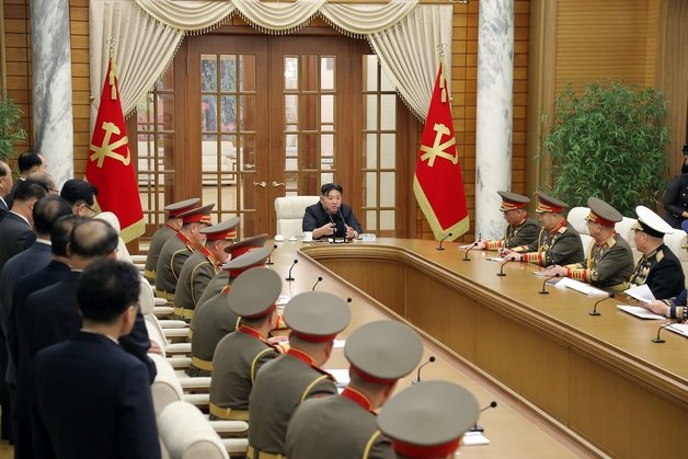 북한 김정은 노동당 총비서가 작년 12월31일 인민군 주요지휘관들을 만나 ‘막중한 책임과 역할의 중요성’을 강조했다. (평양 노동신문=뉴스1)
