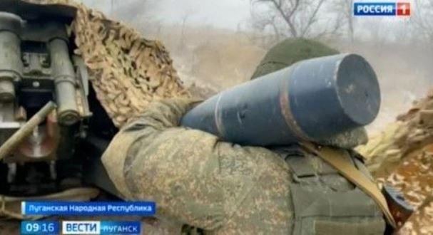 북한제 포탄으로 추정되는 무기를 쓰는 러시아군. 러시아 국영방송 ‘로시야1’ 영상 캡처