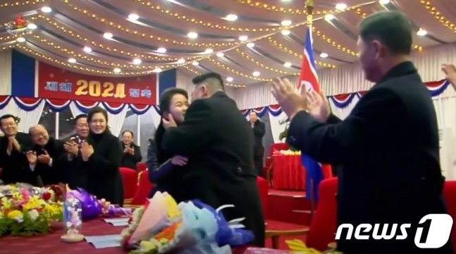 사진=북한 김정은 노동당 총비서가 2024년 신년경축대공연에서 딸 주애에게 볼뽀뽀를 하고 있다. (조선중앙TV 갈무리)