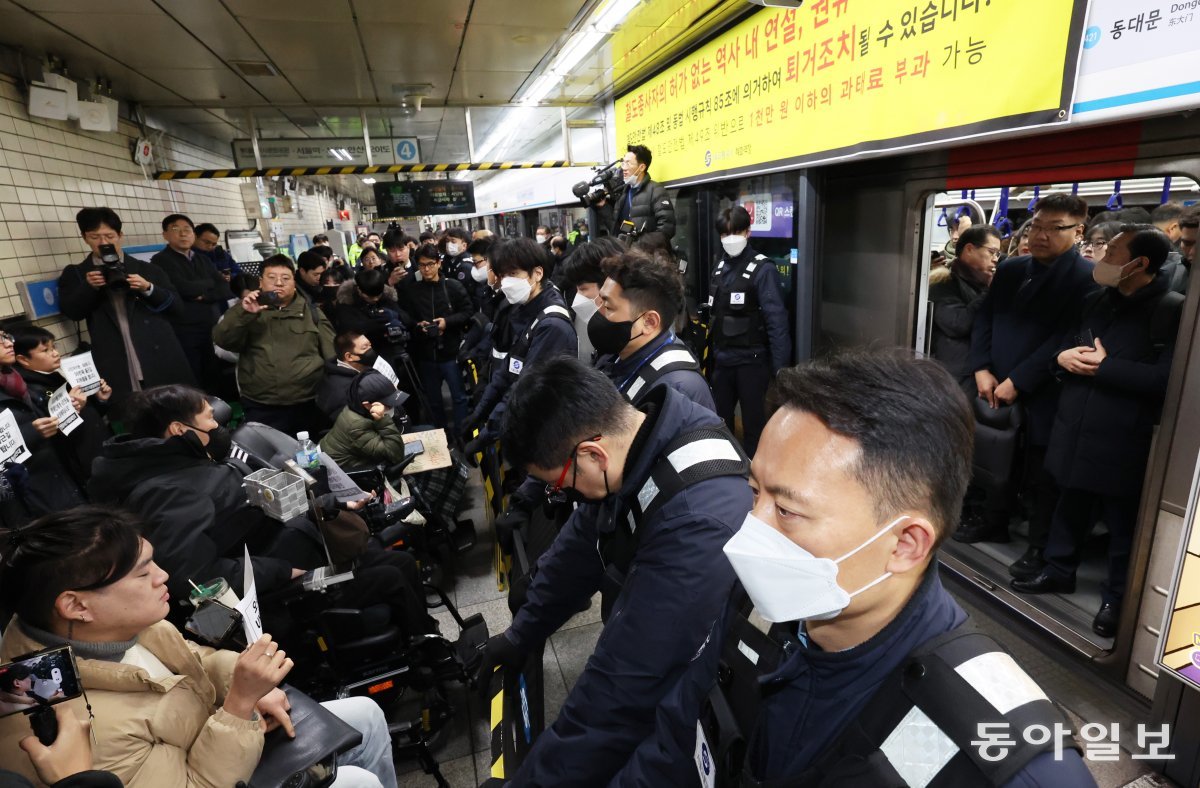 전국장애인차별철폐연대(전장연) 회원들이 2일 오전 서울 종로구 4호선 혜화역 승강장에서 새해 첫 출근길 지하철 탑승 시위를 벌이고 있다. 최혁중 기자 sajinman@donga.com