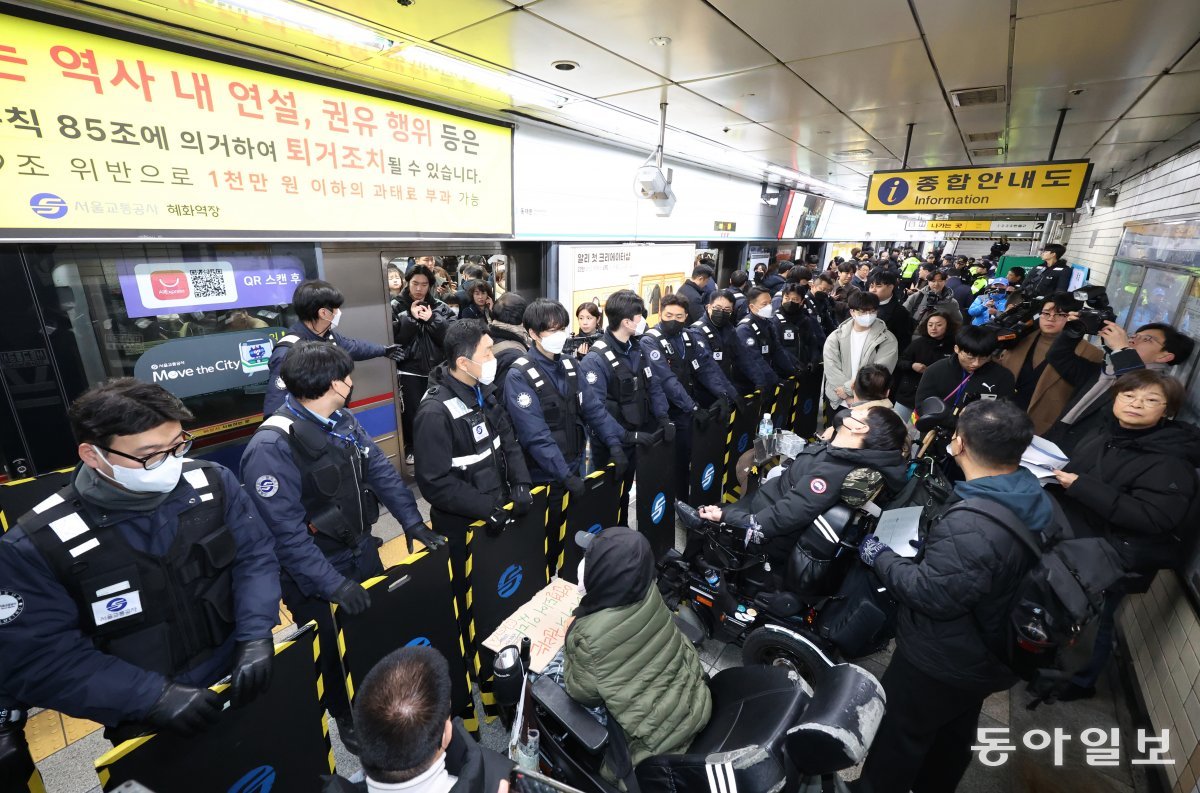 전국장애인차별철폐연대(전장연) 회원들이 2일 오전 서울 종로구 4호선 혜화역 승강장에서 새해 첫 출근길 지하철 탑승 시위를 벌이고 있다. 최혁중 기자 sajinman@donga.com