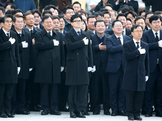 한동훈 국민의힘 비상대책위원장이 2일 오전 대전 유성구 국립대전현충원에서 국기에 대한 경례를 하고 있다. 2024.1.2 뉴스1