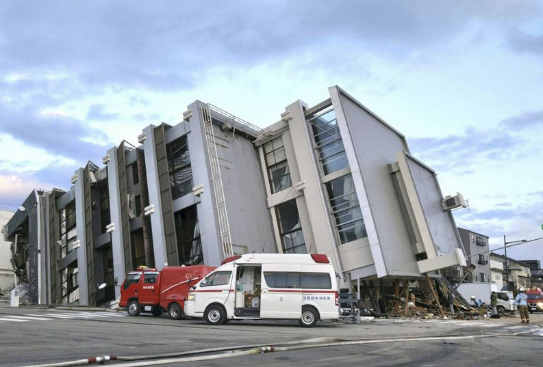 일본 이시카와현 노토반도에서 발생한 지진으로 2일 와지마시의 한 건물이 옆으로 쓰러져 있다. 와지마=AP/뉴시스
