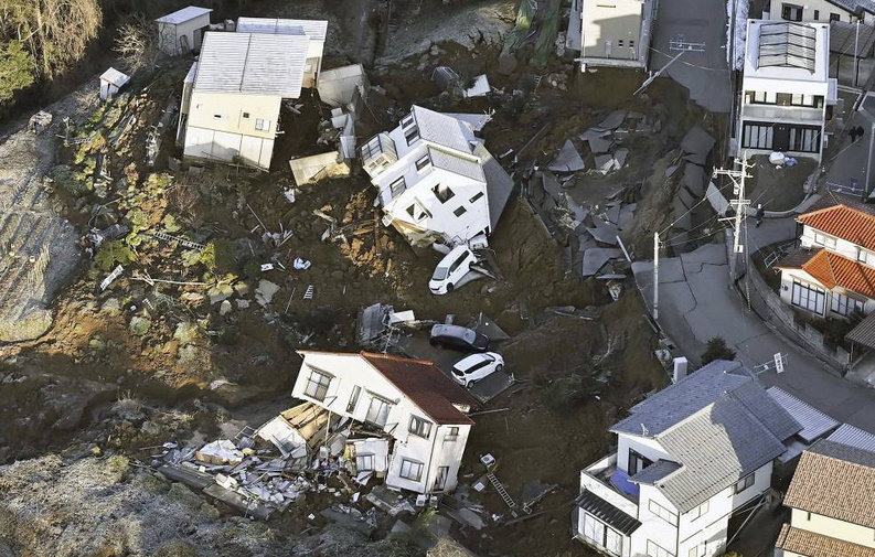 2일 일본 이시카와현 가나자와의 가옥들이 전날 노토반도에서 발생한 지진으로 무너져 있다. 가나자와=AP/뉴시스
