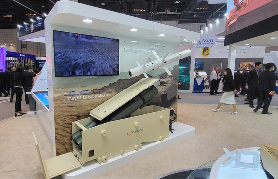 한화 방산 3사(한화에어로스페이스·한화시스템·한화방산)가 20일 아랍에미리트(UAE) 아부다비에서 열린 국제방위산업전시회 ‘IDEX 2023’에 참가했다. 사진은 지대지 미사일로도 개조 가능한 천검 공대지 미사일. (한화시스템 제공) 2023.2.20/뉴스1