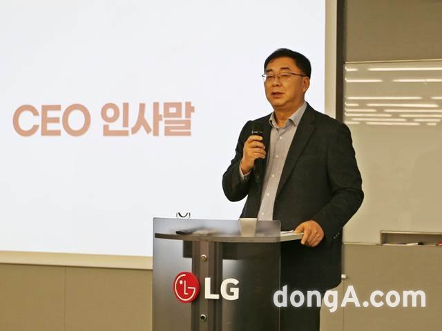 송구영 LG헬로비전 대표가 2일 상암사옥에서 열린 '2024 대면 시무식'을 통해 임직원들에게 신년사를 전하고 있다. 사진=LG헬로비전 제공