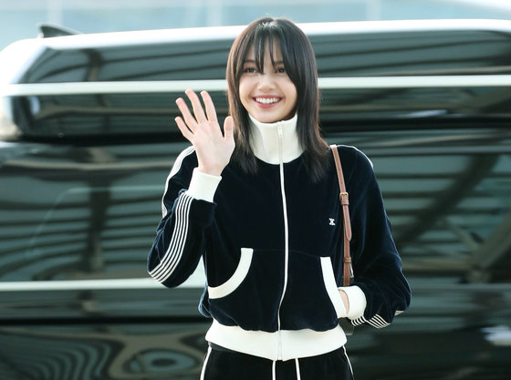 블랙핑크 리사가 패션 행사 참석을 위해 12월 13일 오전 인천국제공항에 도착했다.  2023.12.13 뉴스1
