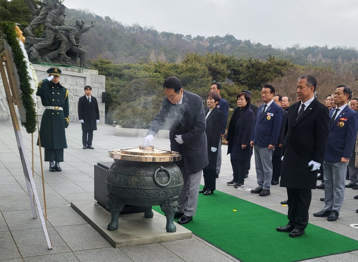 신상태 대한민국재향군인회 회장이 서울 동작구 국립현충원에서 분향하고 있다. 대한민국재향군인회 제공