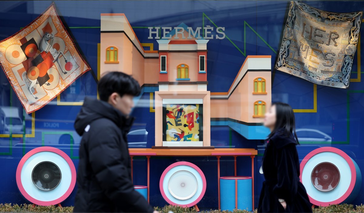 2일 서울에 있는 에르메스 매장 앞으로 시민들이 지나가고 있다. 이날 명품업계에 따르면 에르메스, 롤렉스 등 주요 해외 명품 브랜드는 지난해에 이어 올해도 연초부터 가격 인상에 나섰다. 뉴시스